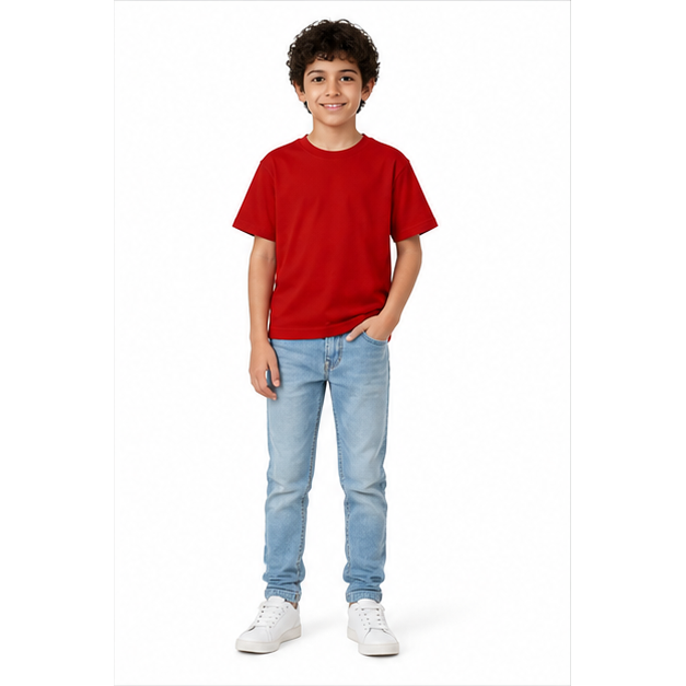 طفل يرتدي تيشيرت Box Fit أحمر مع جينز